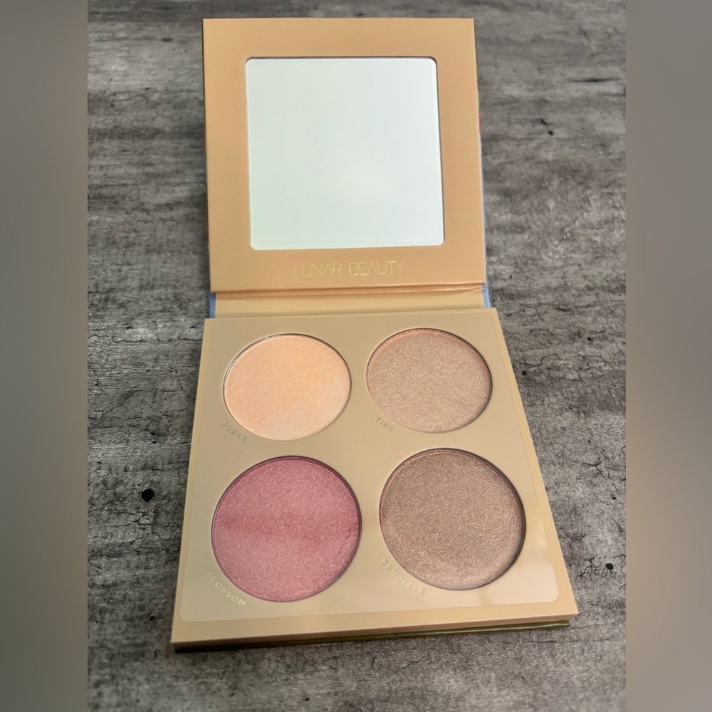 ✨ Lunar Beauty Moonshroom Highlighter Palette by Manny MUA - 13 g / 0.46 oz - Picture 3 of 6
